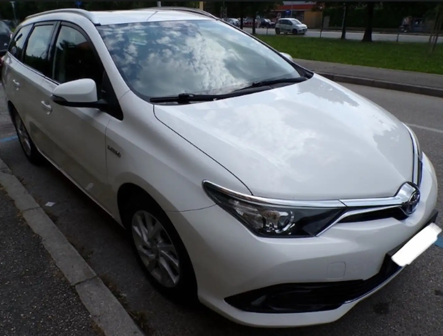 Toyota Auris Touring Sports 1.8 Hybrid Business Bianco - 2