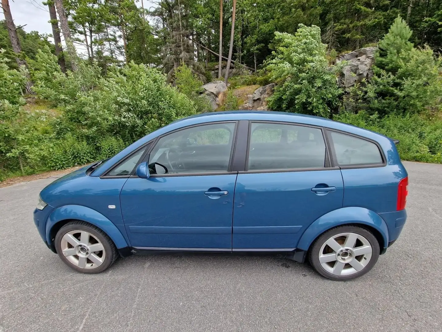 Audi A2 1.4i+16v Bleu - 1