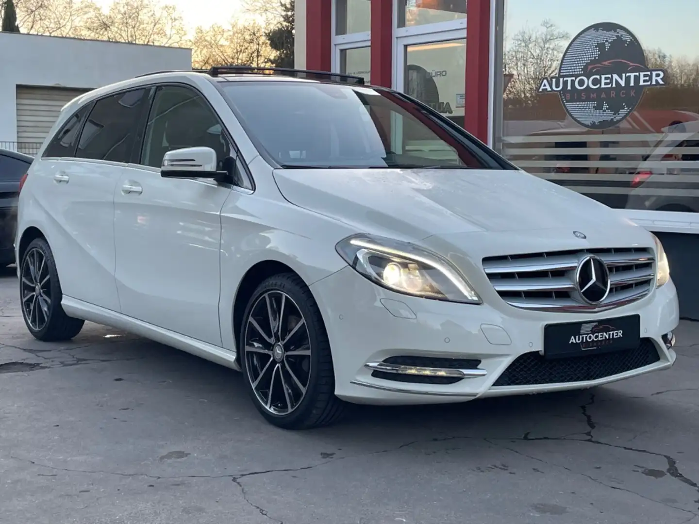 Mercedes-Benz B 220 d*EXCLUSIVE-PAKET*PANORAMA*KAMERA*LEDER* Weiß - 2