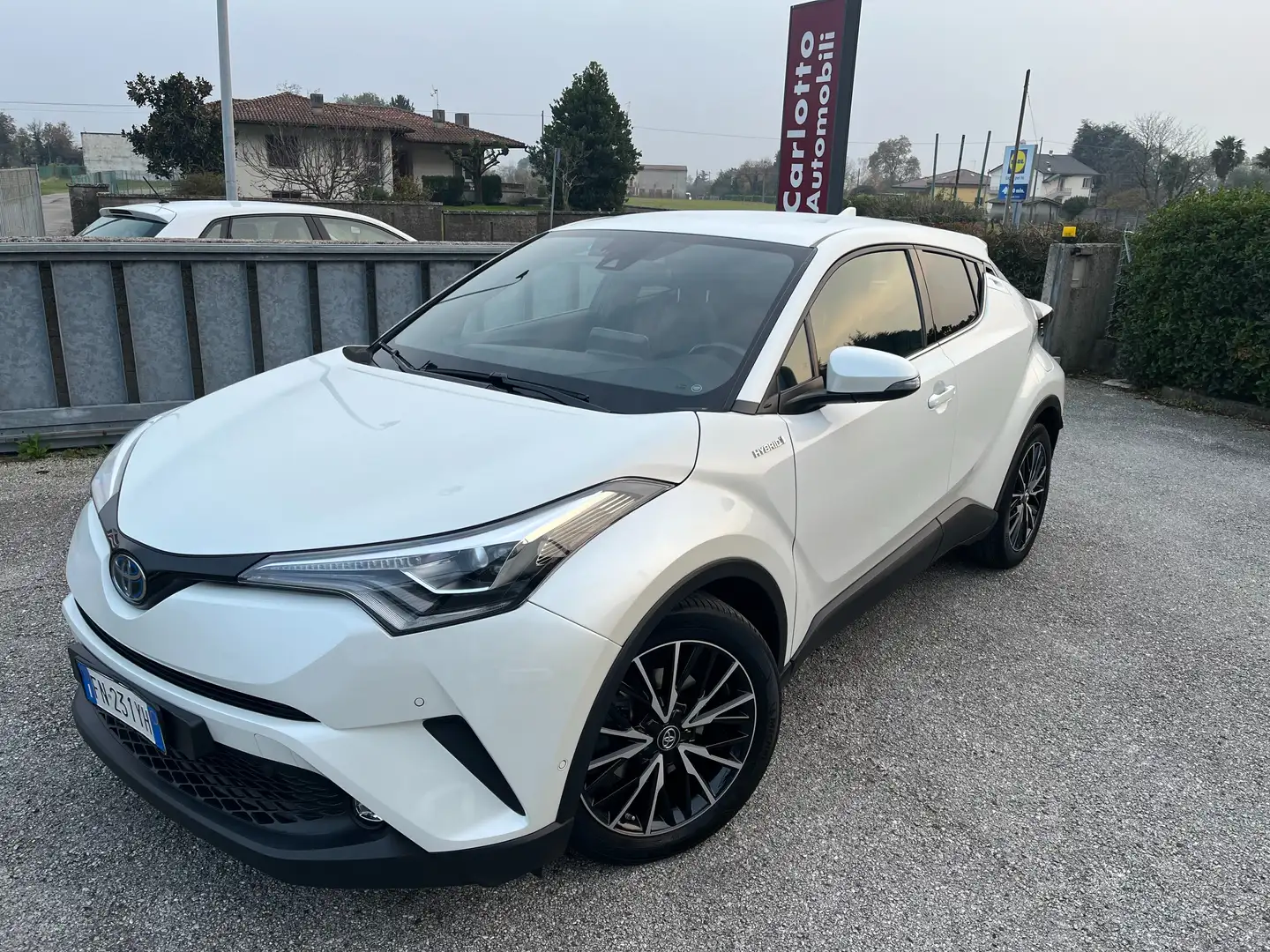 Toyota C-HR 1.8h Lounge 2wd e-cvt Full Optional Uniproprietar Weiß - 1
