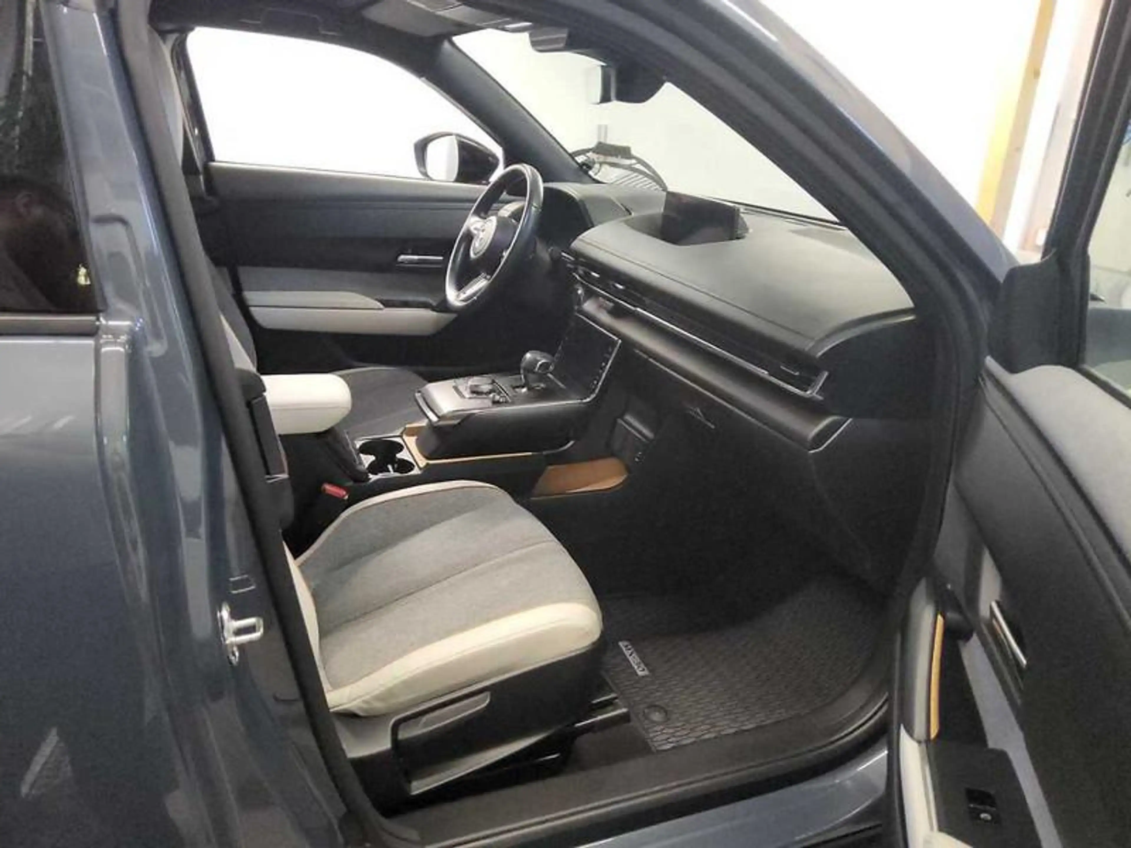 Mazda MX-30 35,5 kWh e-SKYACTIV 145 PS Navi, Matrix, Klima — photo 2