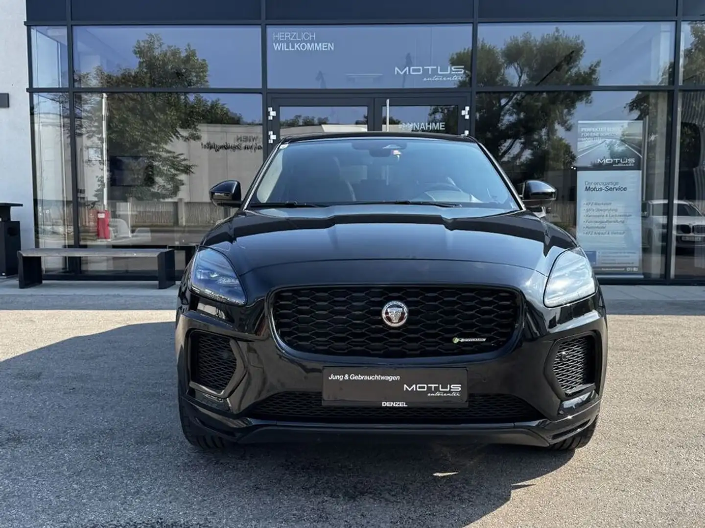 Jaguar E-Pace R-Dynamic SE AWD Plug-In Hybrid Schwarz - 2