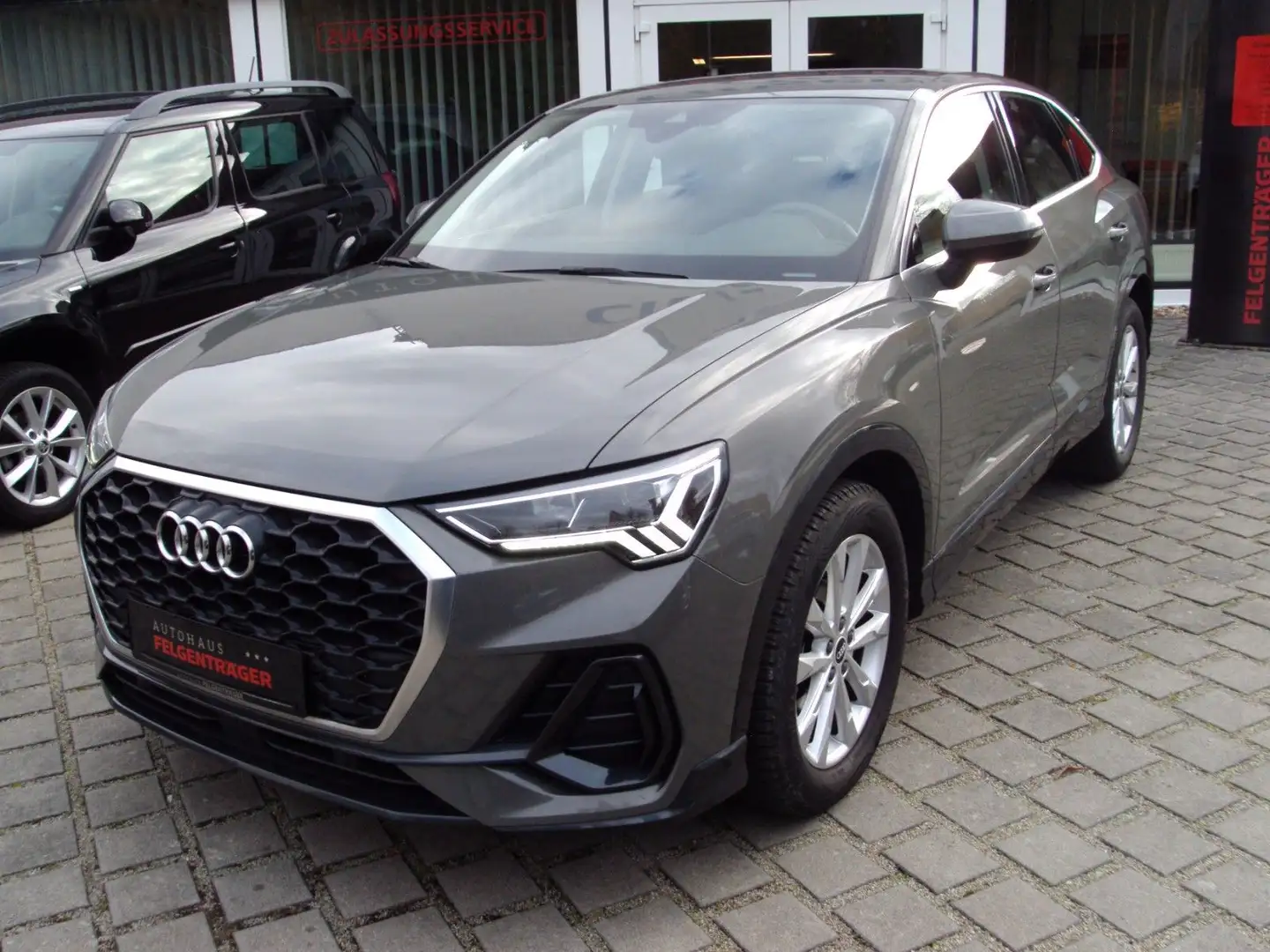 Audi Q3 35 TFSI S tronic Grau - 1