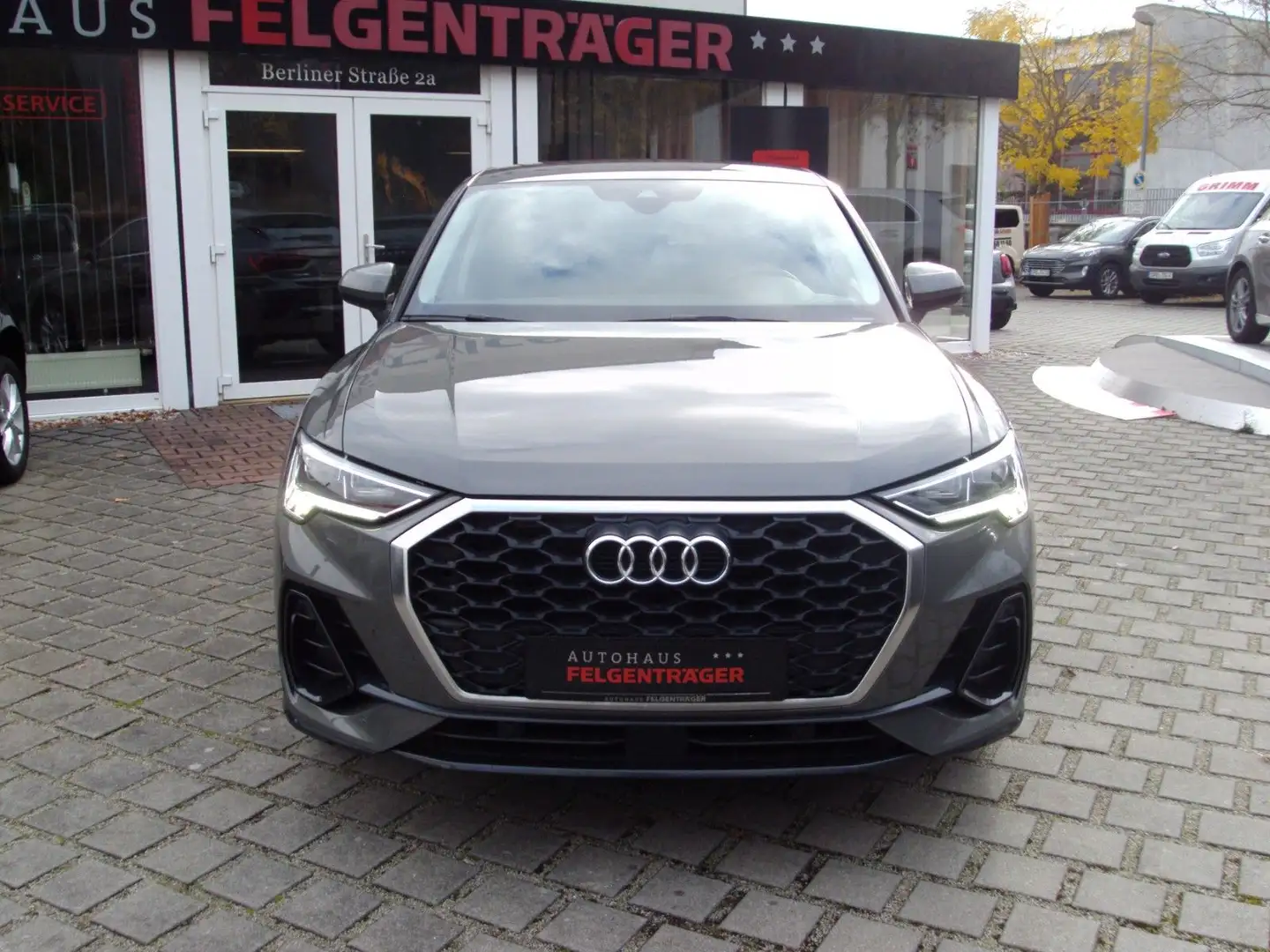 Audi Q3 35 TFSI S tronic Grau - 2