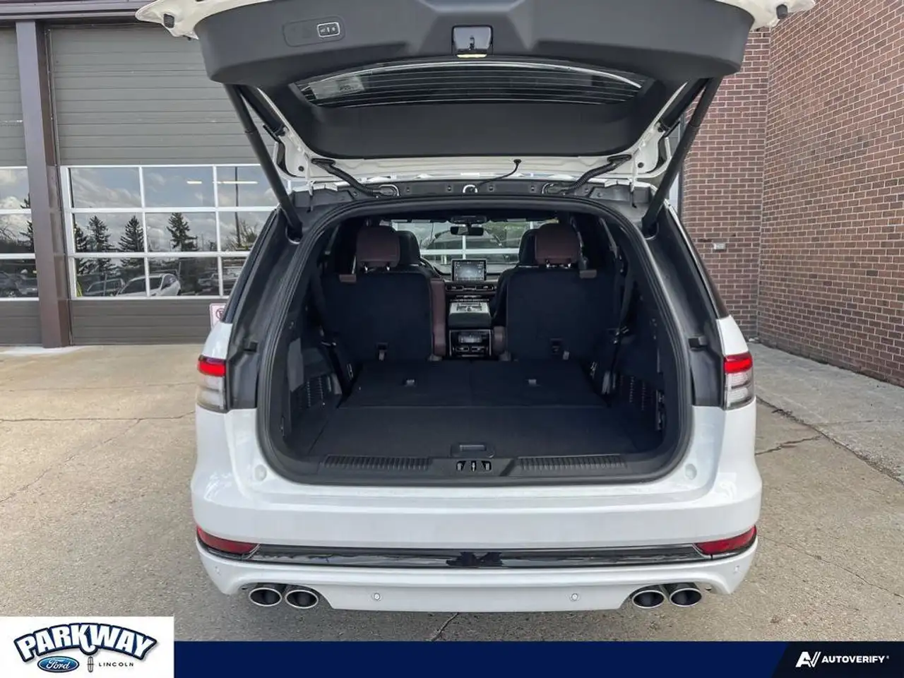 Lincoln Aviator снимка Lincoln Aviator