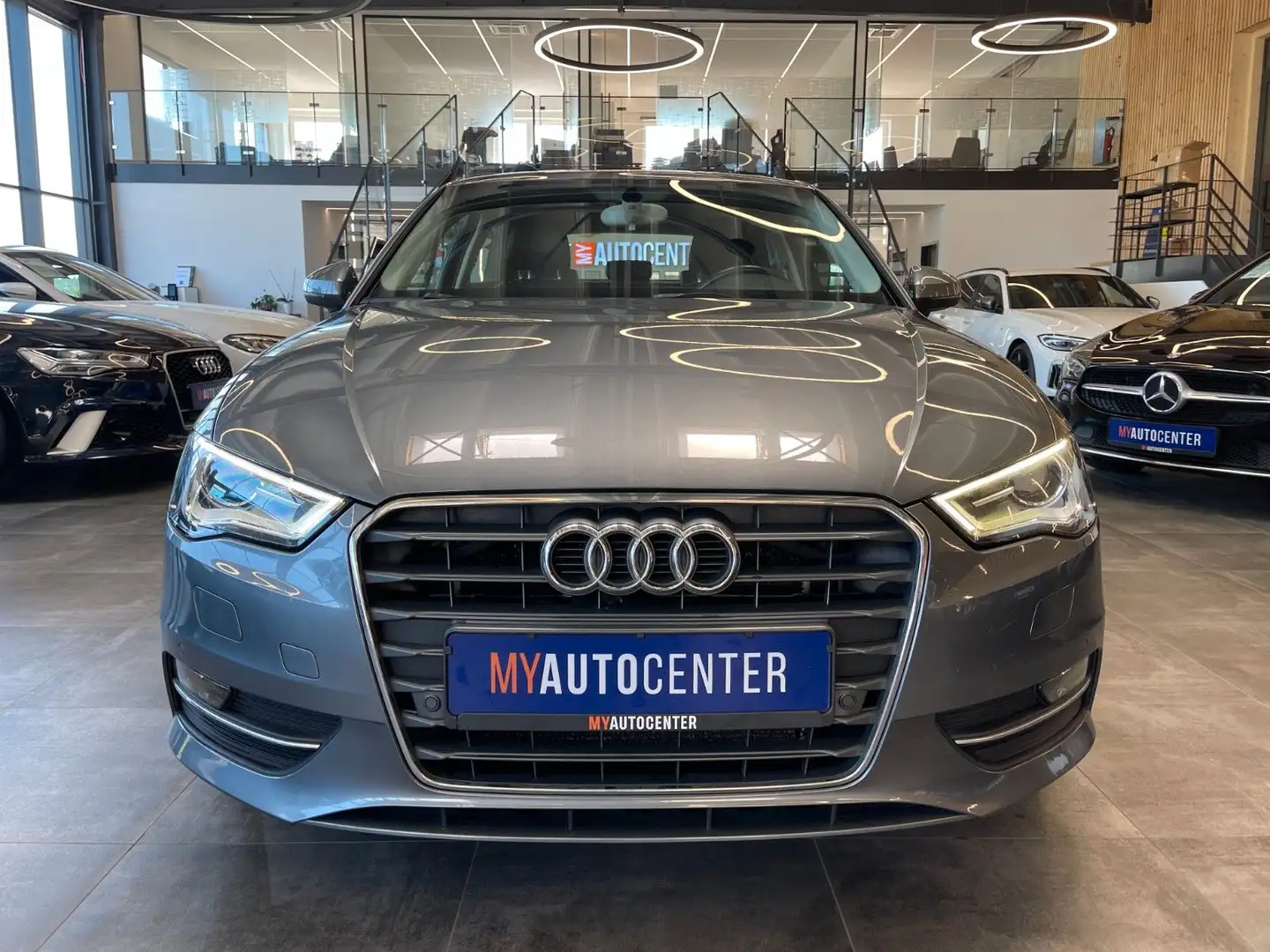 Audi A3 ambiente *BI-XENON*NAVI*TEMPOMAT*SZHZ*KLIMA* Grijs - 2