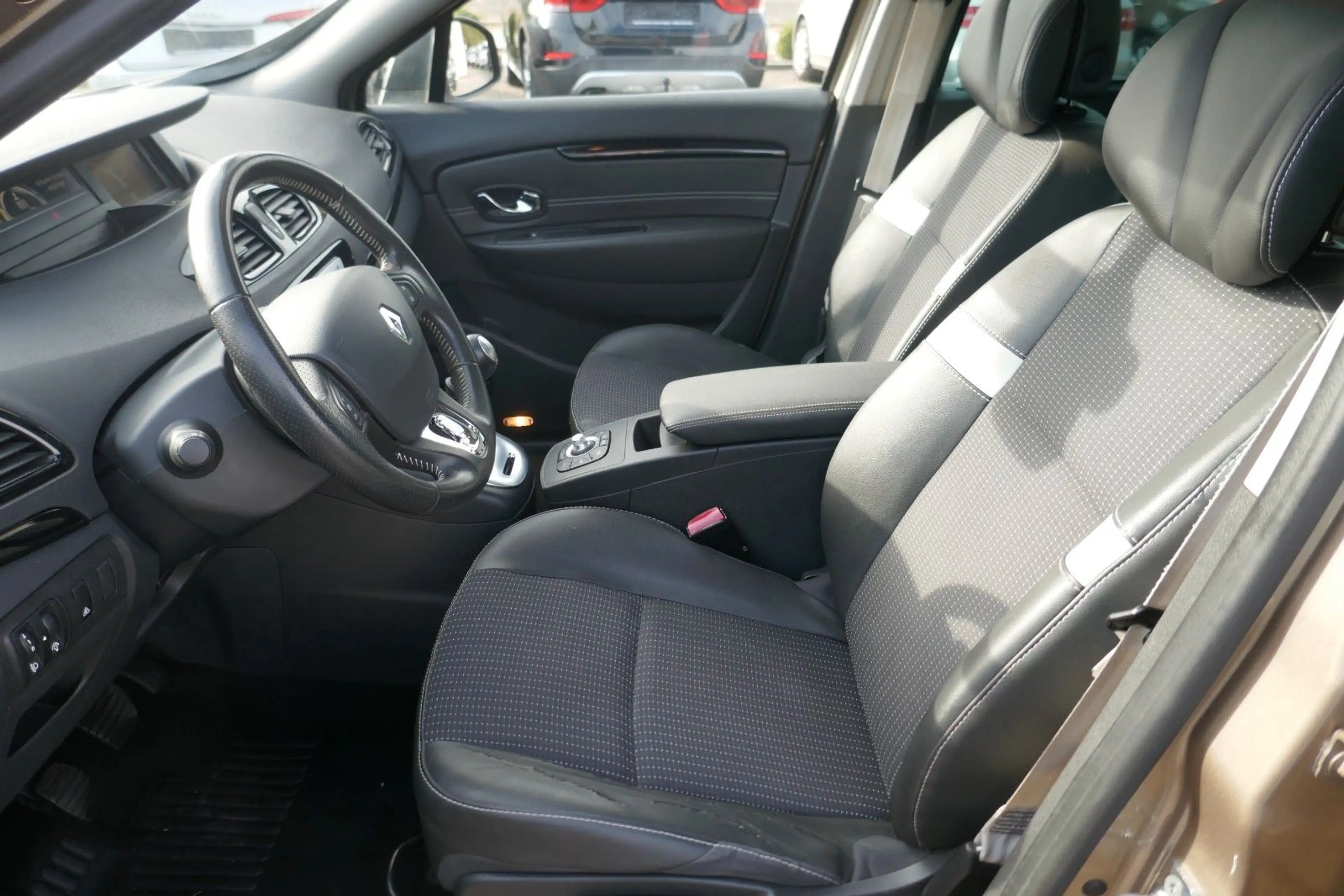 Renault Grand Scenic 2.0 DCI Bose Edition PANORAMA — photo 10