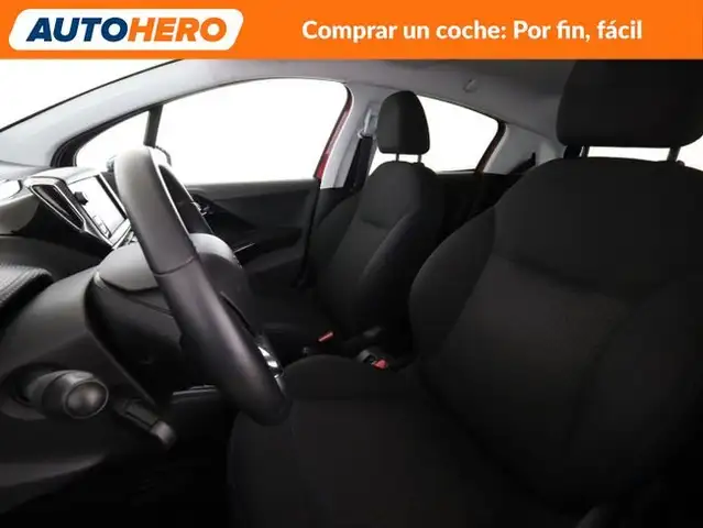 Peugeot 208 view 11