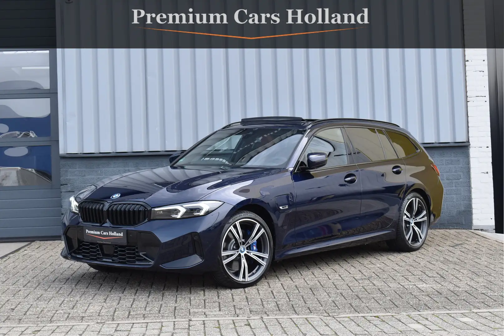 BMW 330 3-serie Touring 330e xDrive 292 Pk Individual Pano Blauw - 1