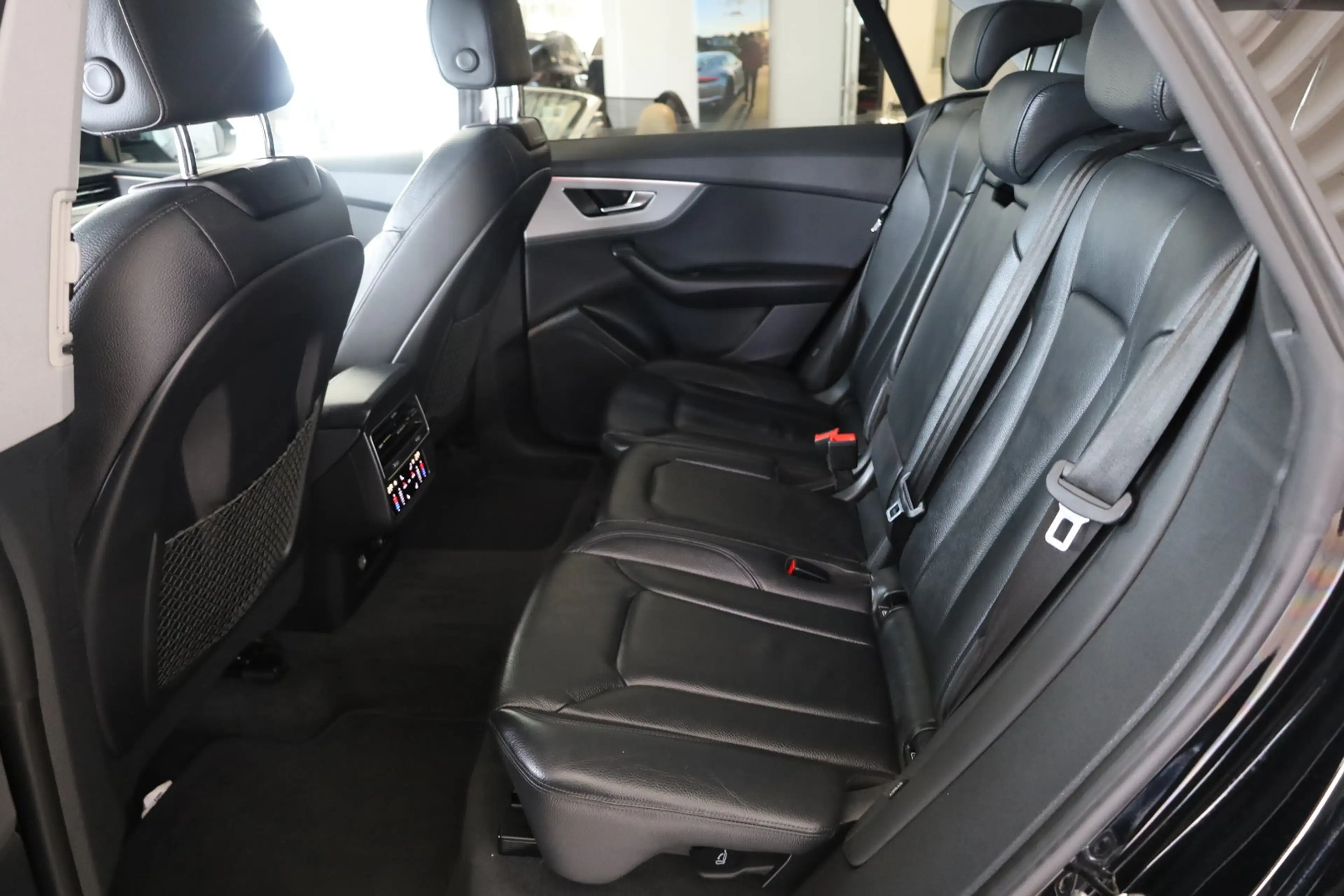 Audi Q8 55 TFSI quattro S-Line — photo 13