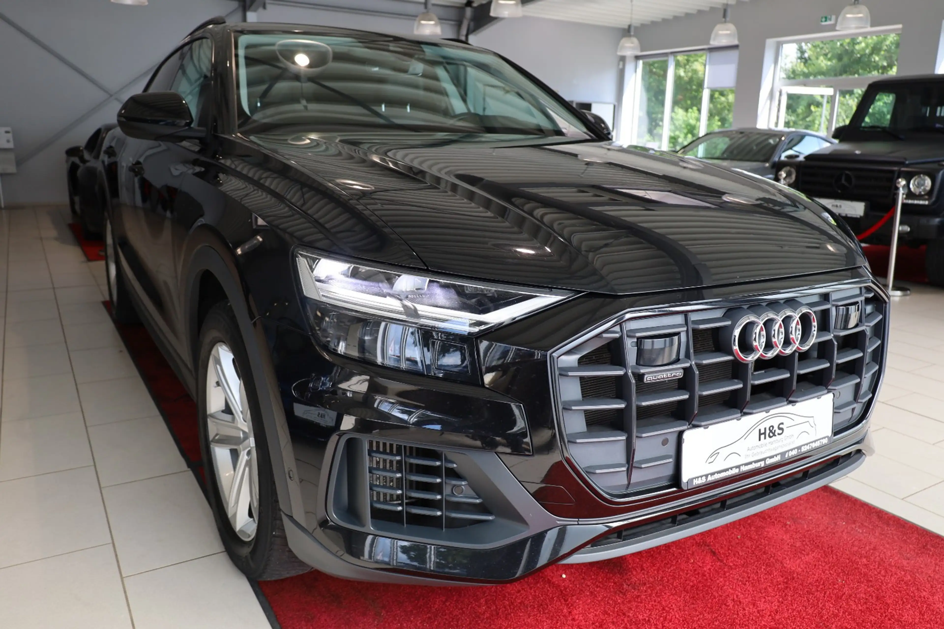 Audi Q8 55 TFSI quattro S-Line — photo 9