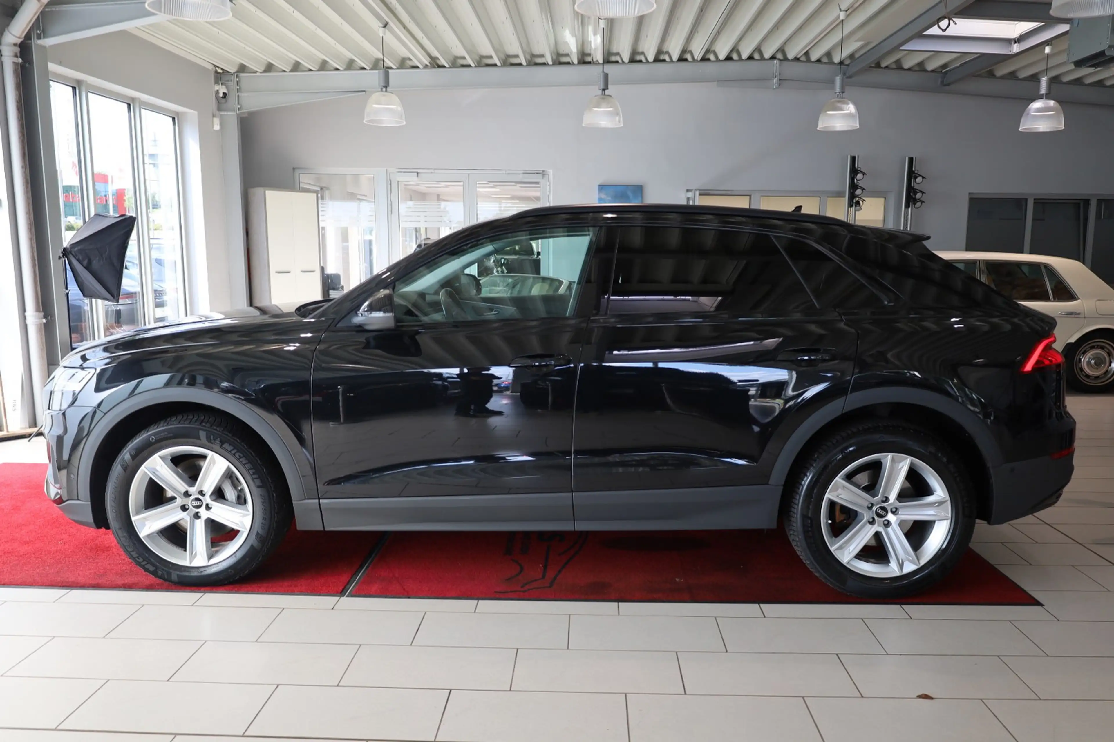 Audi Q8 55 TFSI quattro S-Line — photo 3