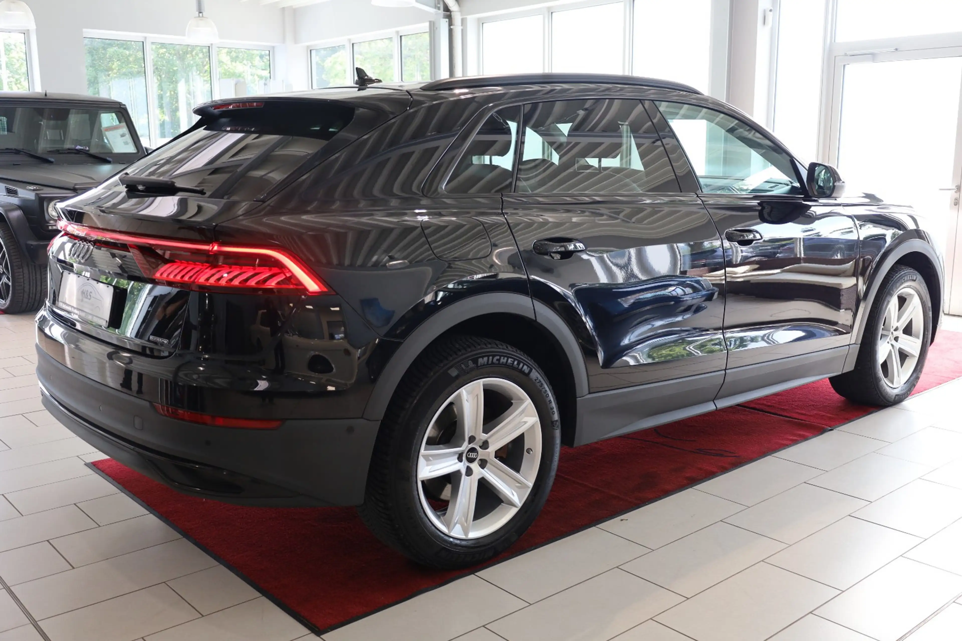 Audi Q8 55 TFSI quattro S-Line — photo 8