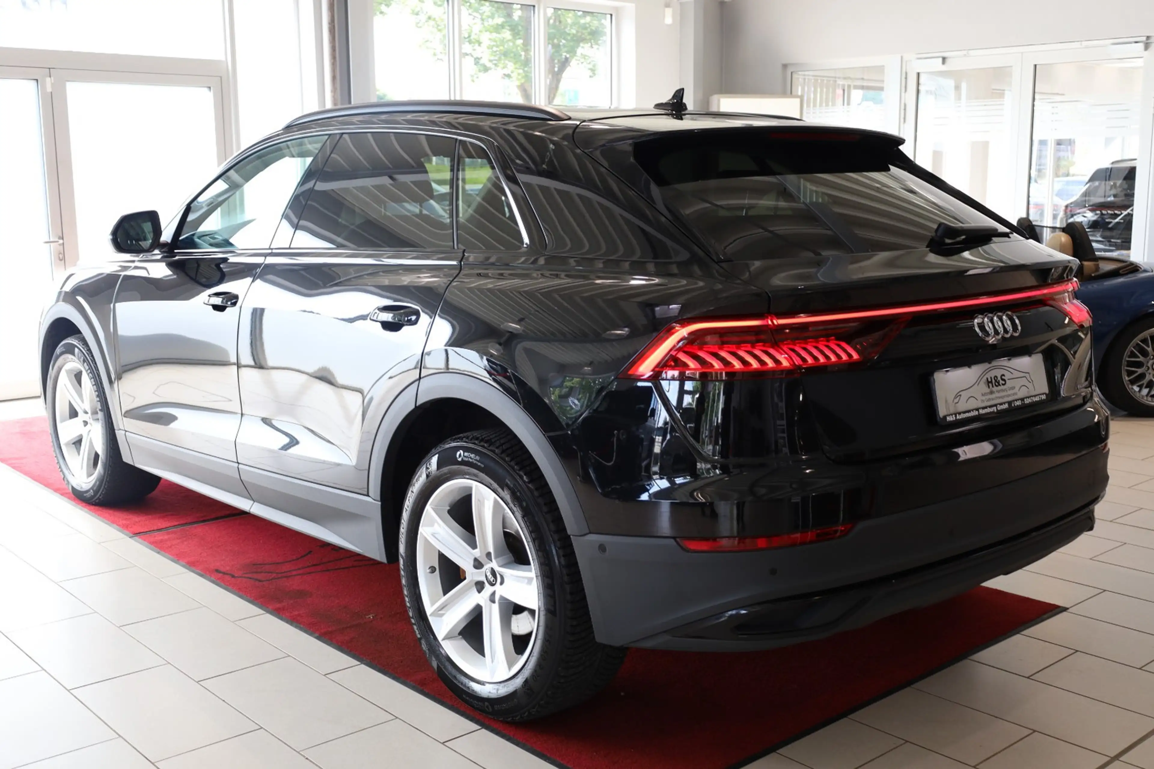 Audi Q8 55 TFSI quattro S-Line — photo 4