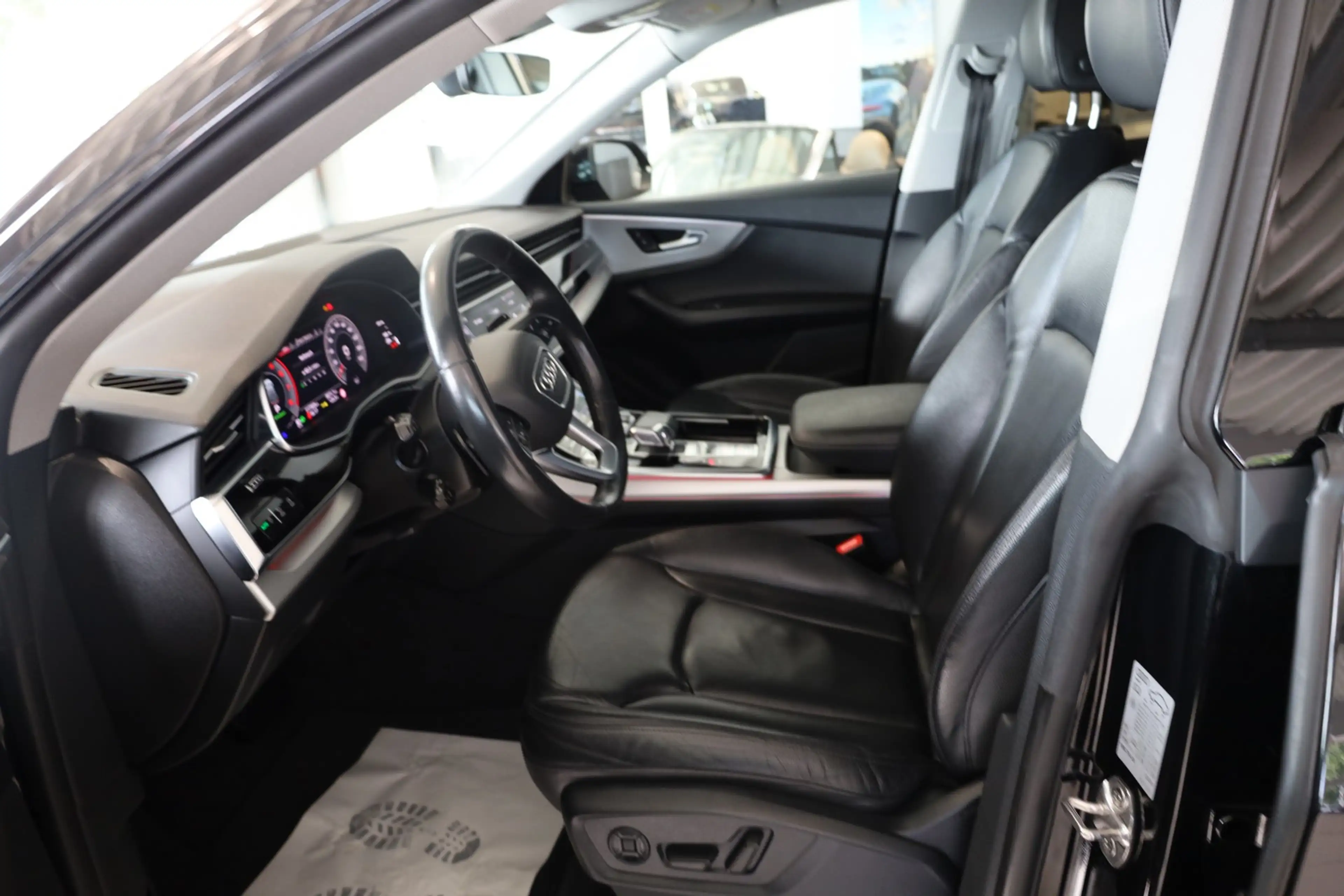 Audi Q8 55 TFSI quattro S-Line — photo 15