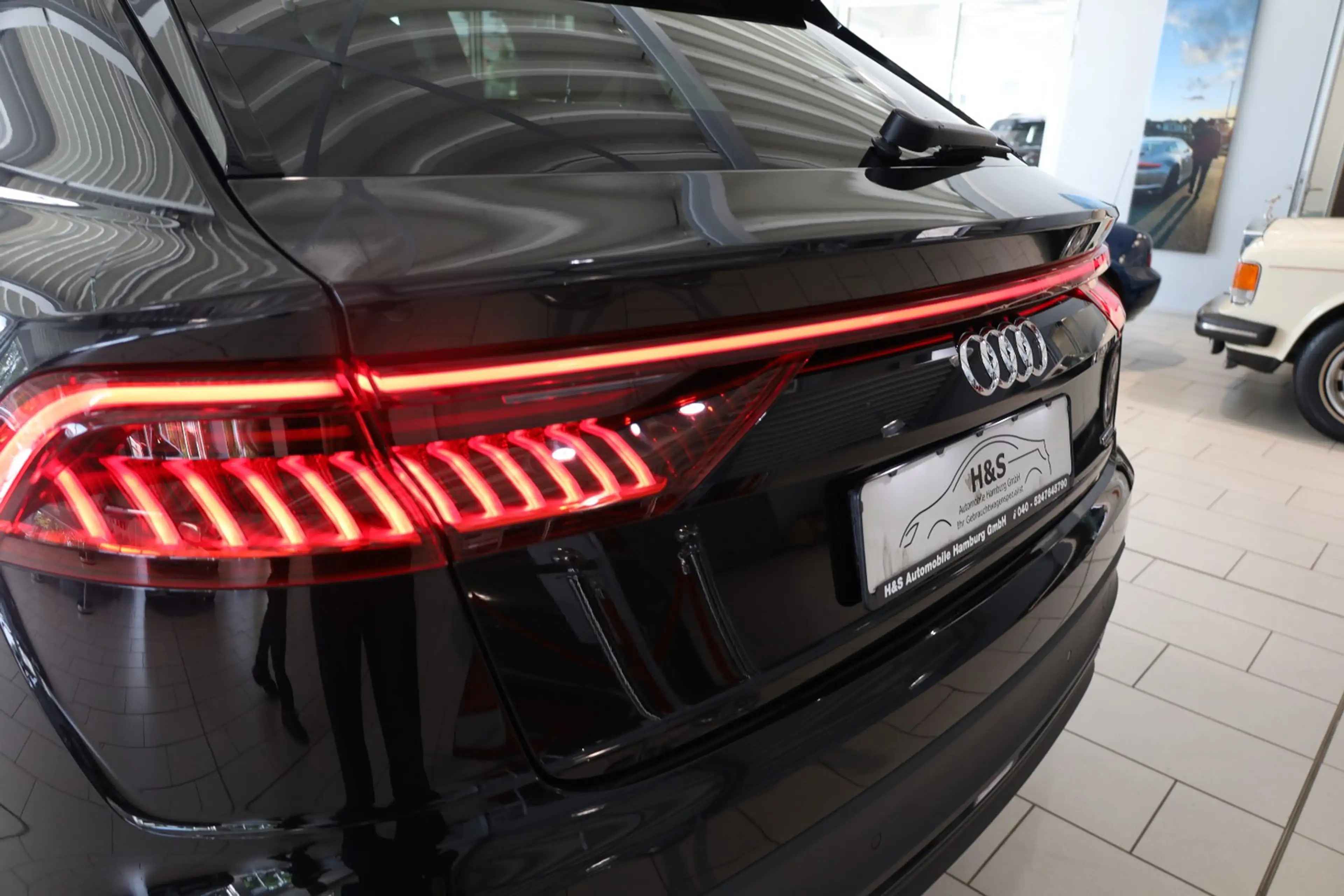 Audi Q8 55 TFSI quattro S-Line — photo 7