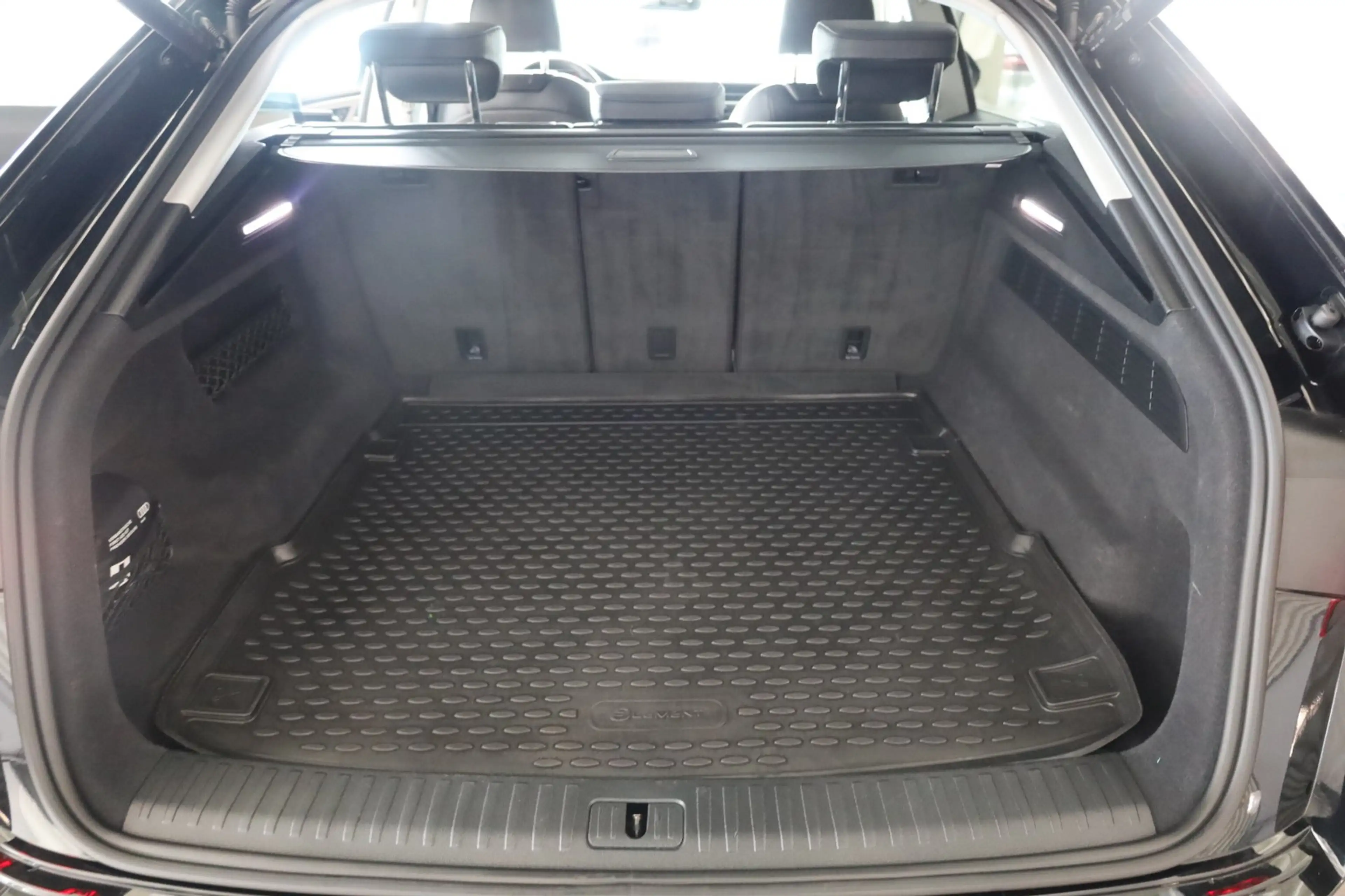 Audi Q8 55 TFSI quattro S-Line — photo 11