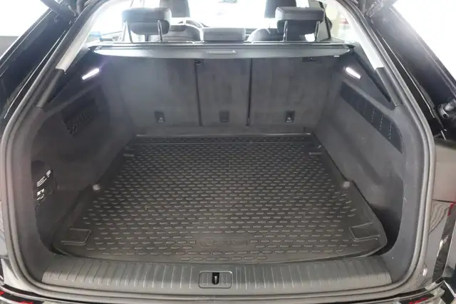 Audi Q8 view 11
