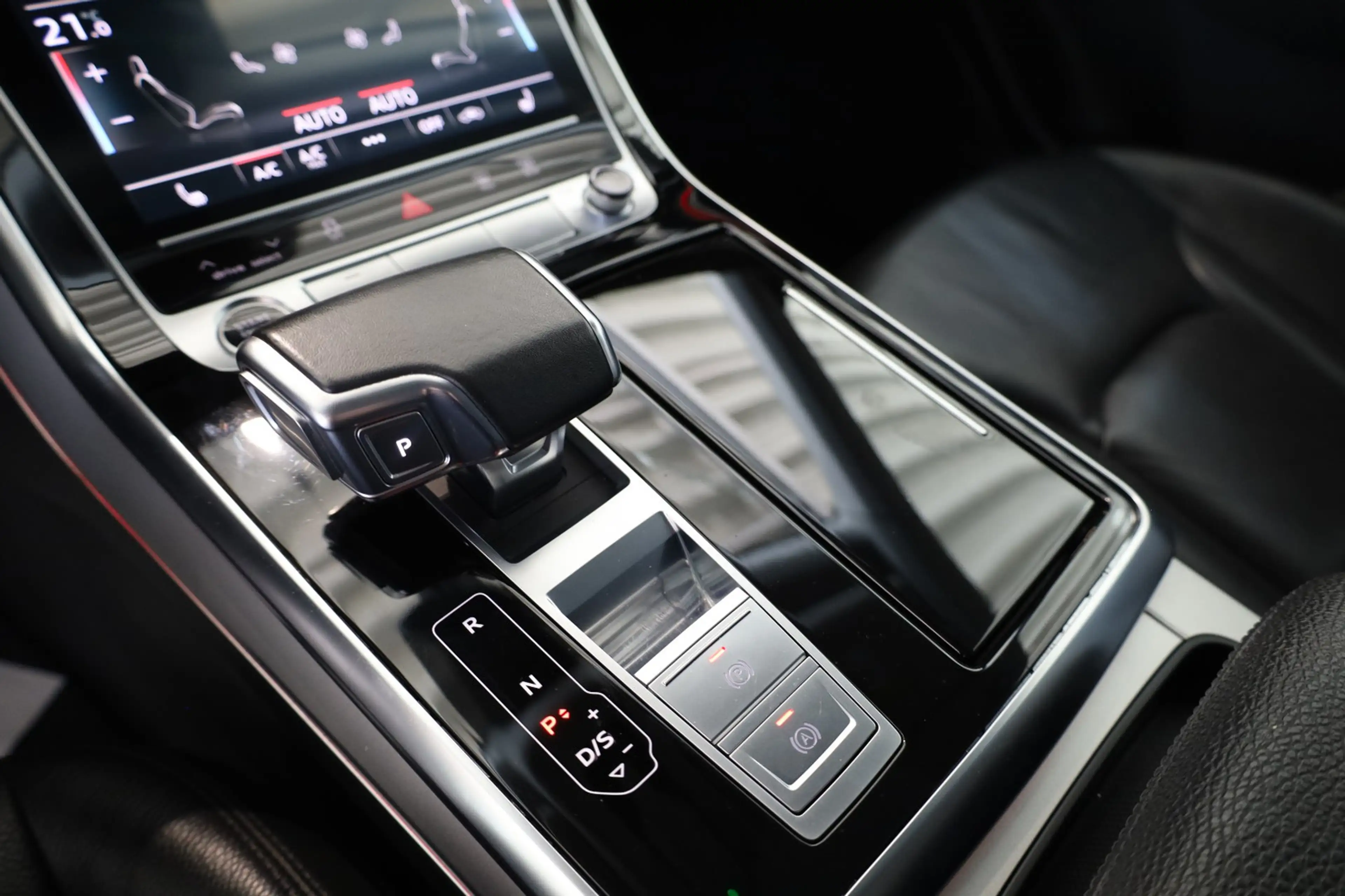 Audi Q8 55 TFSI quattro S-Line — photo 25