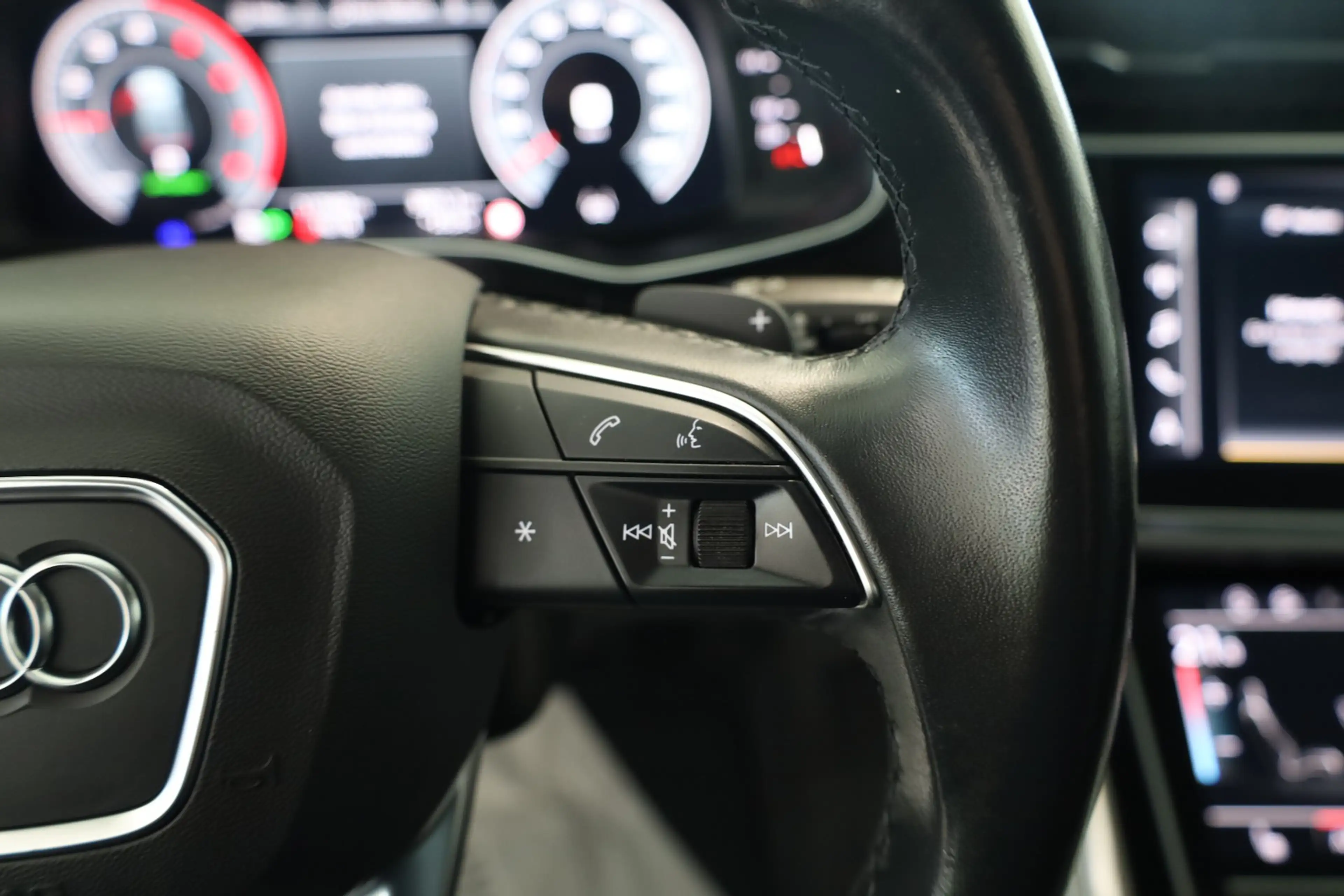 Audi Q8 55 TFSI quattro S-Line — photo 23