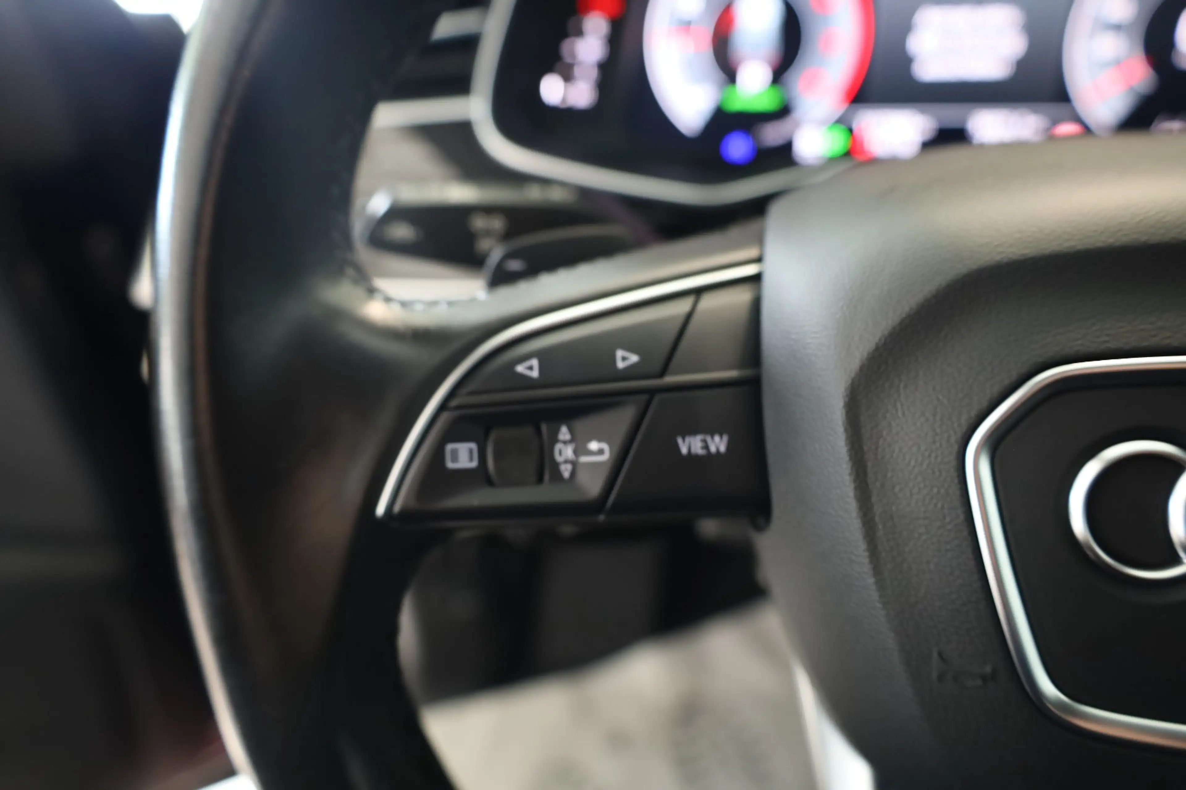 Audi Q8 55 TFSI quattro S-Line — photo 22