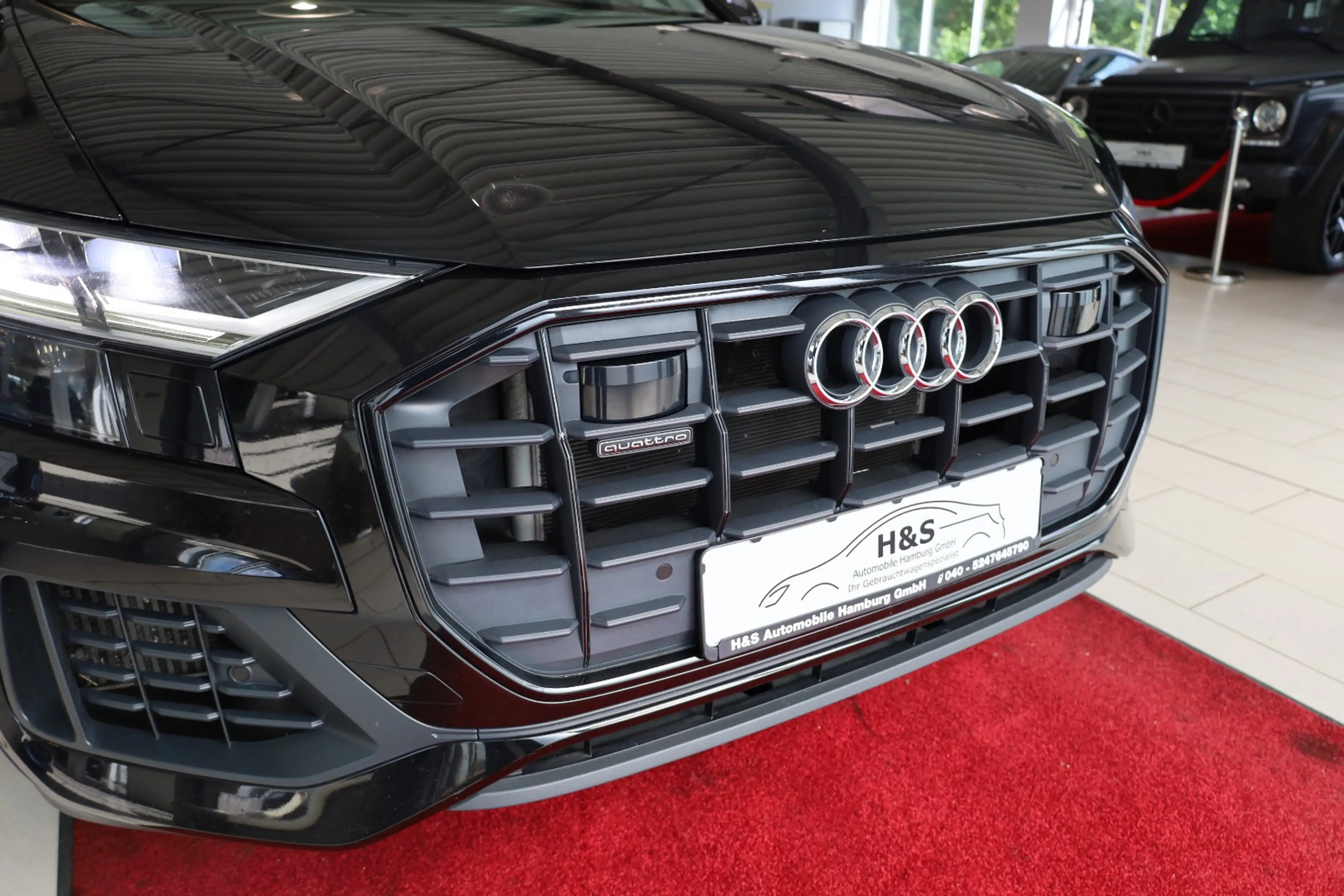 Audi Q8 55 TFSI quattro S-Line — photo 10