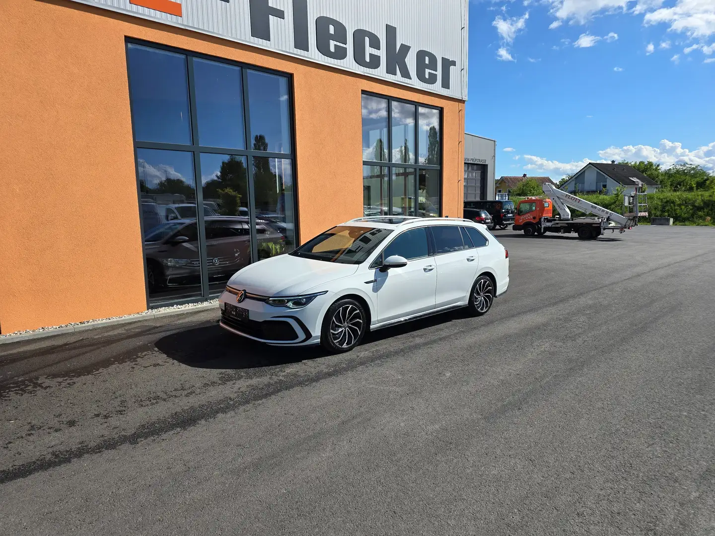 Volkswagen Golf Variant 150 R-Line DSG eTSI Weiß - 1