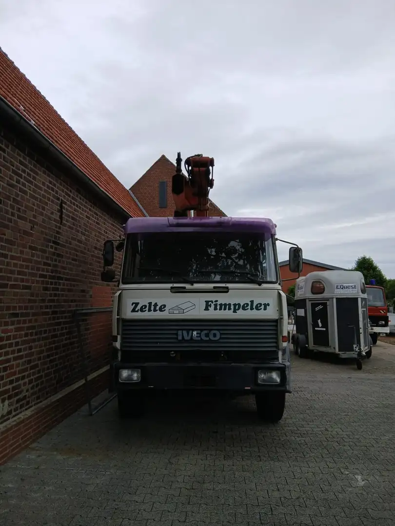 Trucks-Lkw Iveco-Fiat Lkw mit Krane - 1