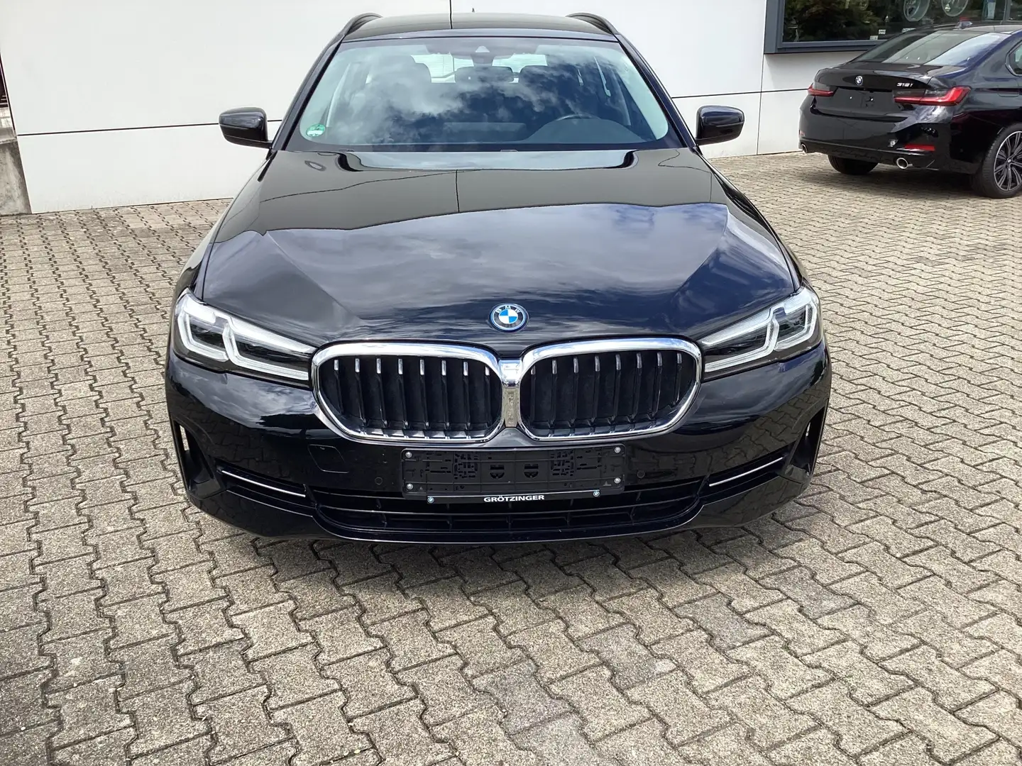 BMW 530 e Touring LED+AHK+SHZ+ParkAss+DrivingAss Schwarz - 2