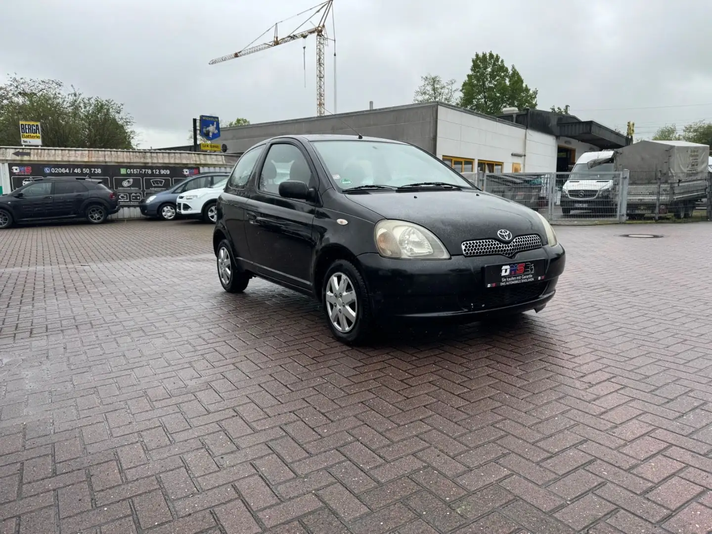 Toyota Yaris 1.0 linea terra*TÜV NEU*1.HAND*GARANTIE* Czarny - 1