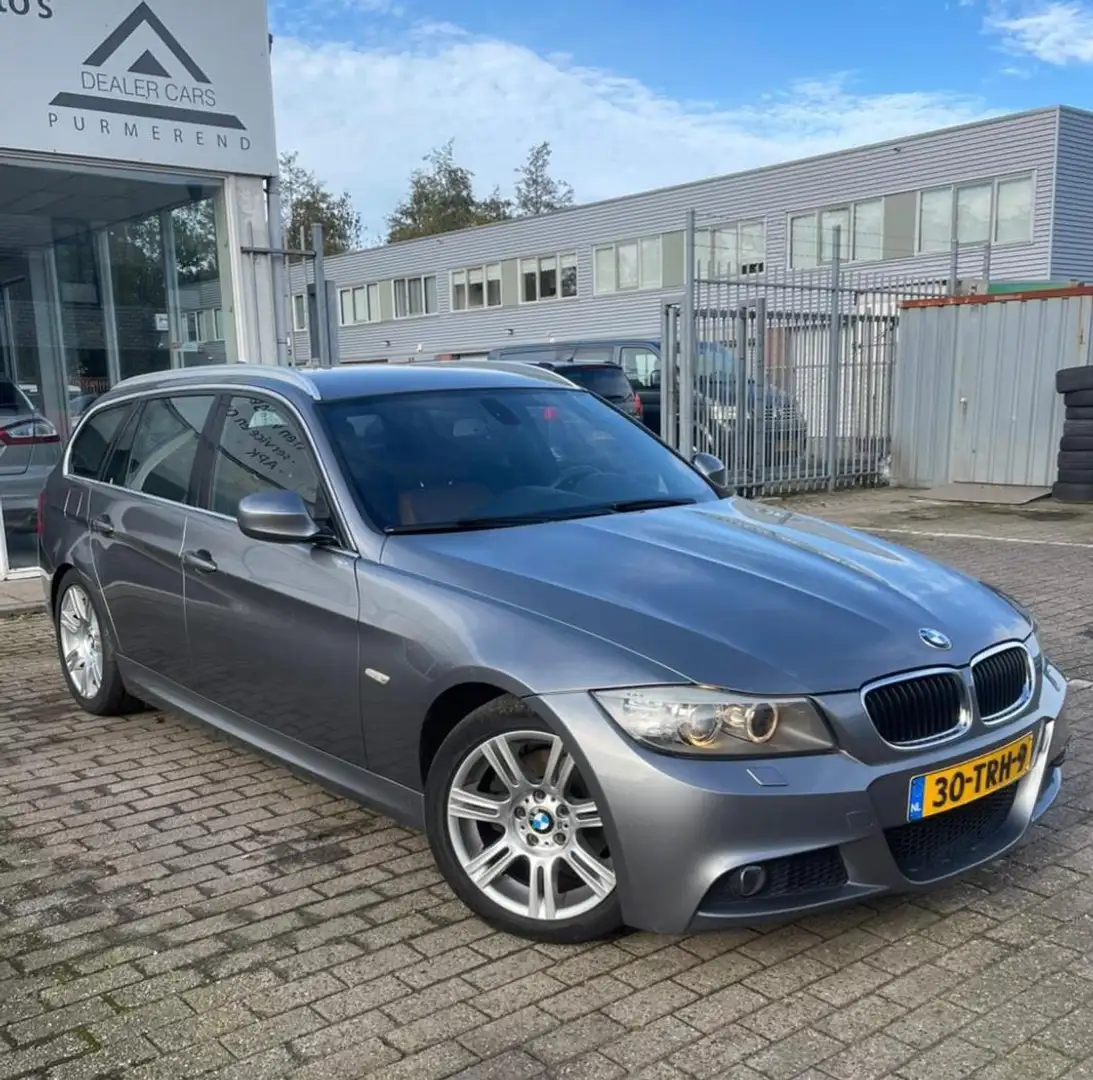 BMW 320 3-serie Touring 320i Luxury Line Grau - 2