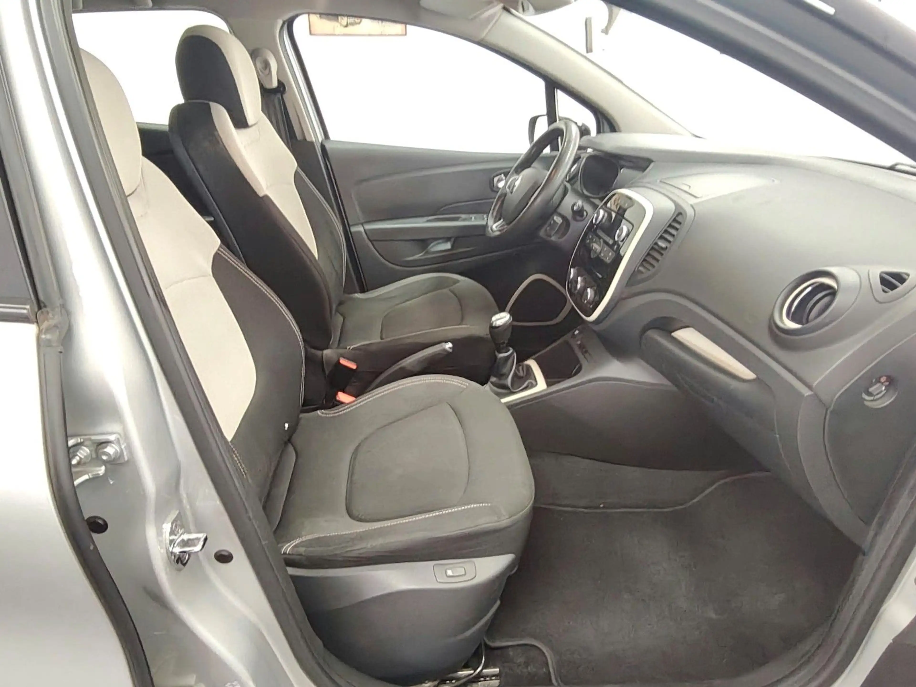 Renault Captur ENERGY dCi 90 Experience TÜV 09/2028 — photo 11