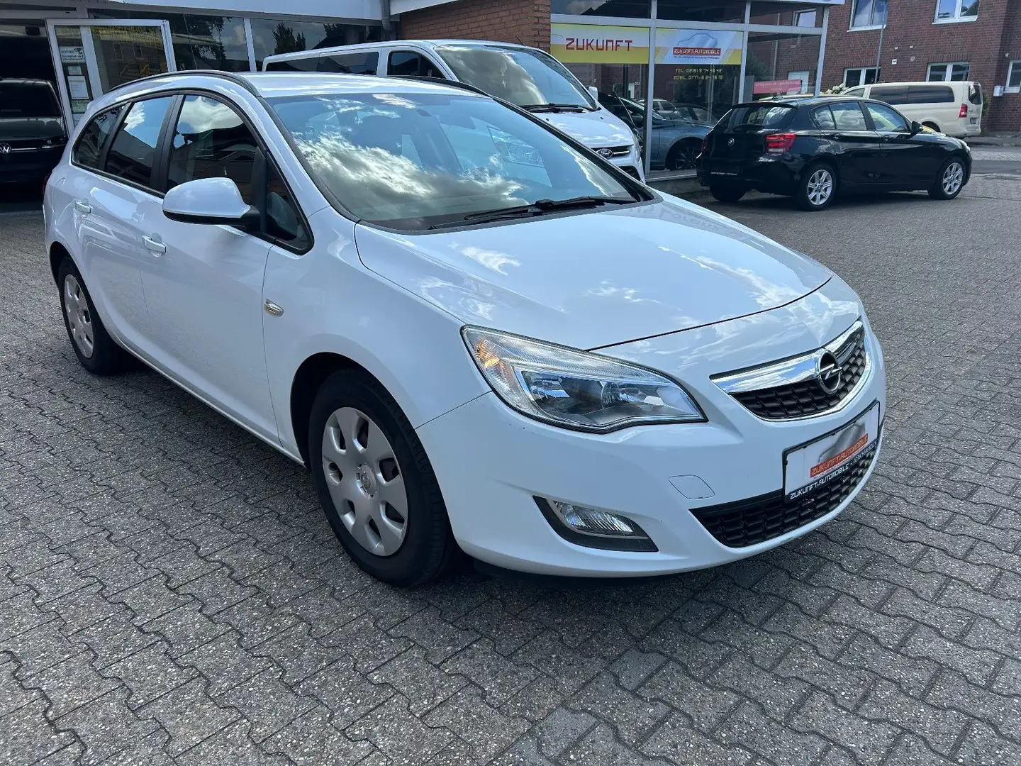 Opel Astra J Sports Tourer Selection Weiß - 1