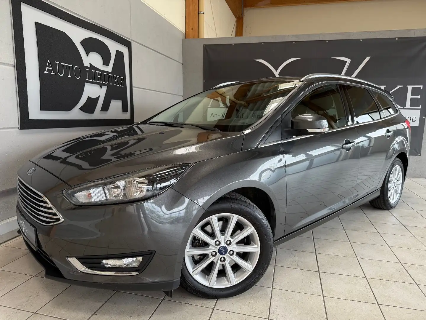 Ford Focus Turnier Titanium Gris - 1
