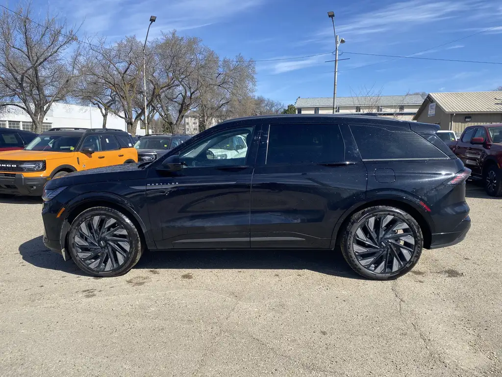 2026 Lincoln Nautilus Reserve | Co-Pilot 360 | Jet Appearance Pkg | Moon — photo 4