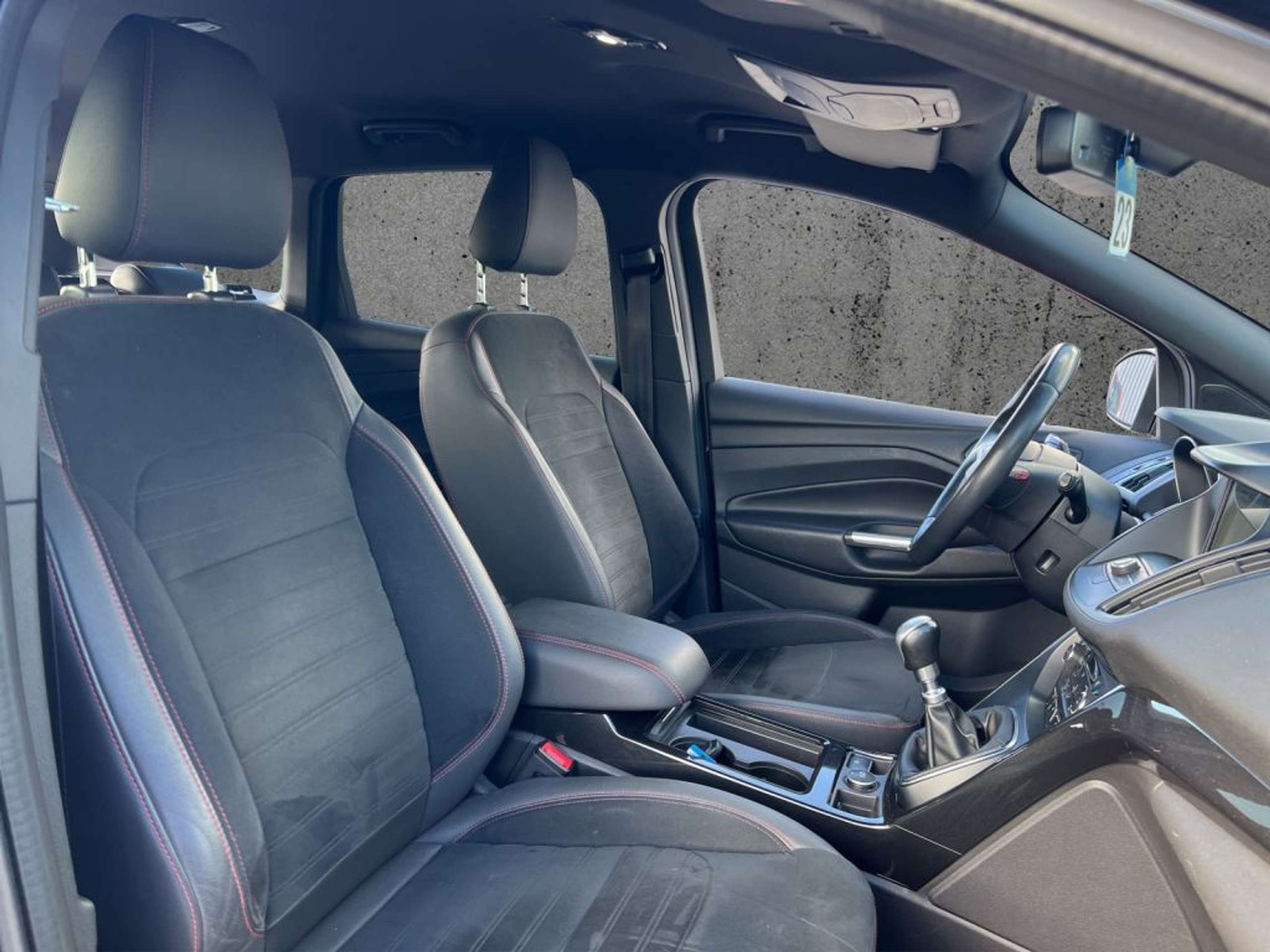 Fahrzeugabbildung Ford Kuga 1.5 EcoBoost 2x4 ST-Line +NAVI+RFK+WINTER-PAKET+ - mit KI generiert/bearbeitet