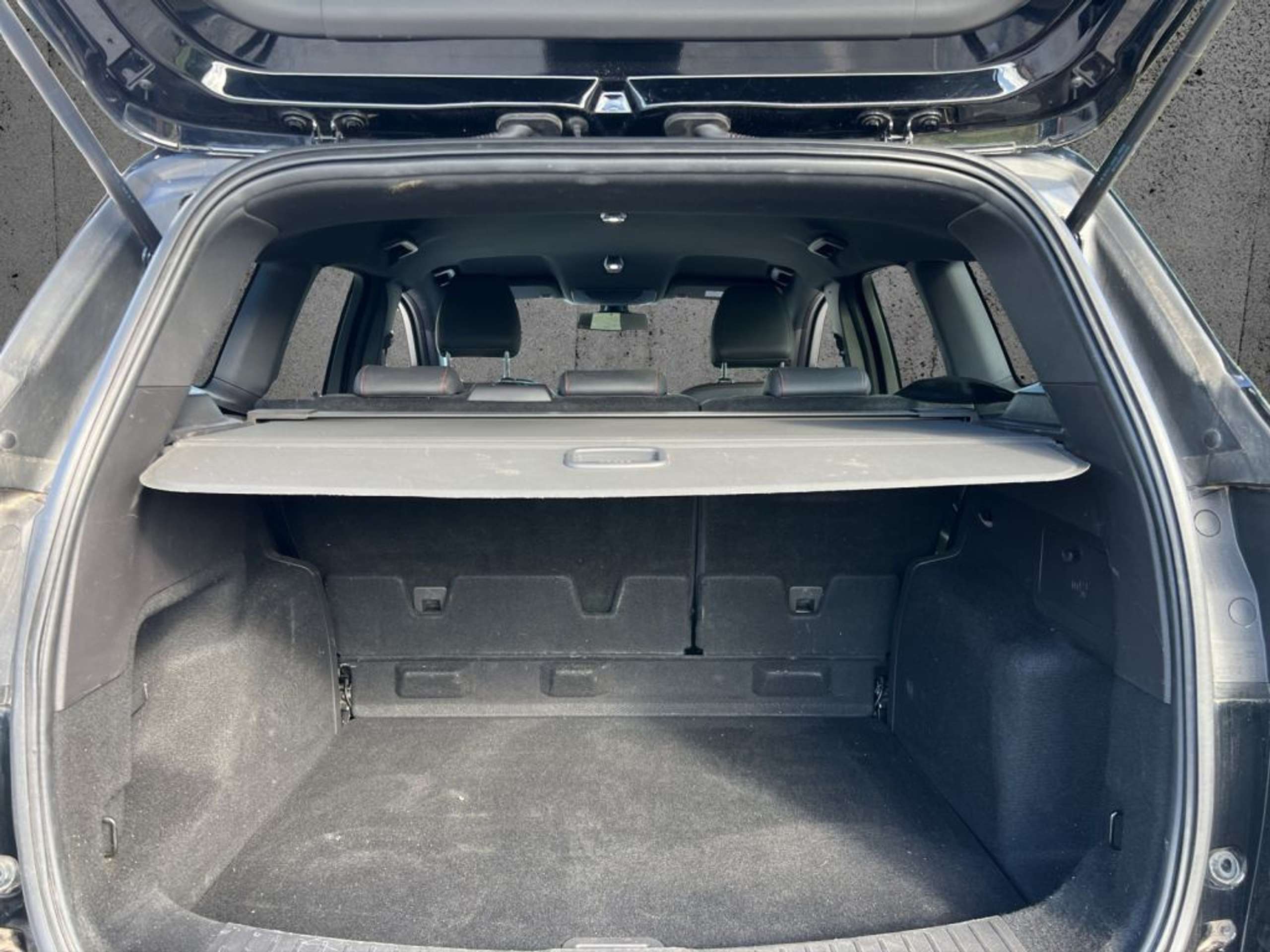 Fahrzeugabbildung Ford Kuga 1.5 EcoBoost 2x4 ST-Line +NAVI+RFK+WINTER-PAKET+ - mit KI generiert/bearbeitet