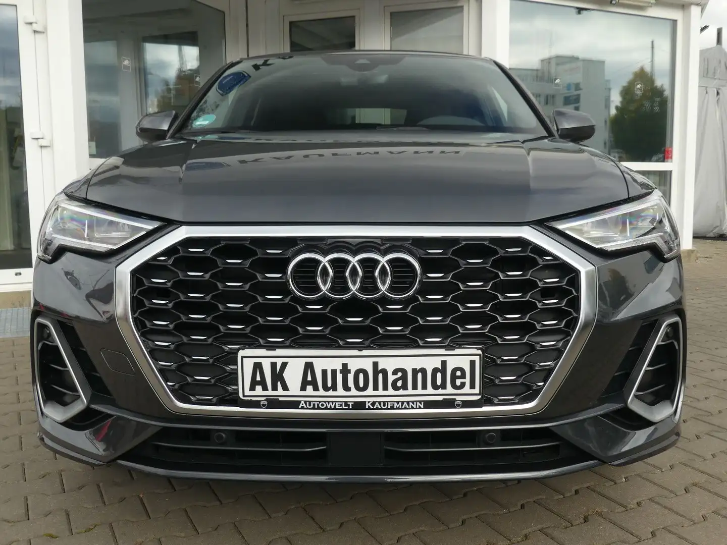 Audi Q3 Sportback 35 TFSI S line LED Leder Camera Nav Grijs - 2