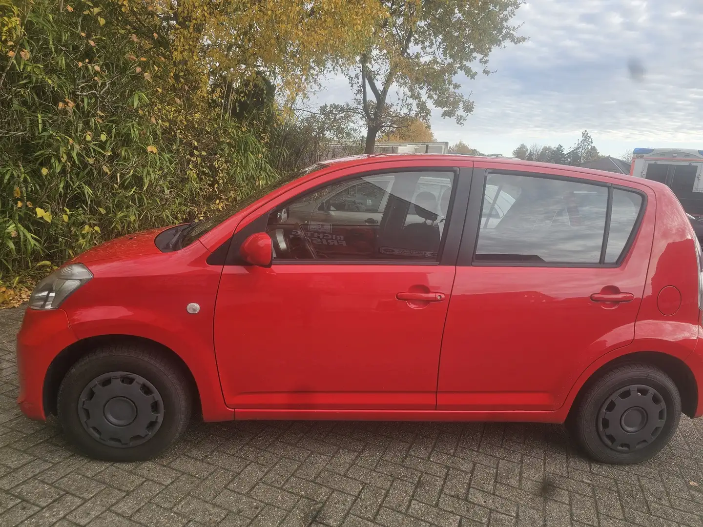 Subaru Justy Baugleich Toyota Yaris Rojo - 1