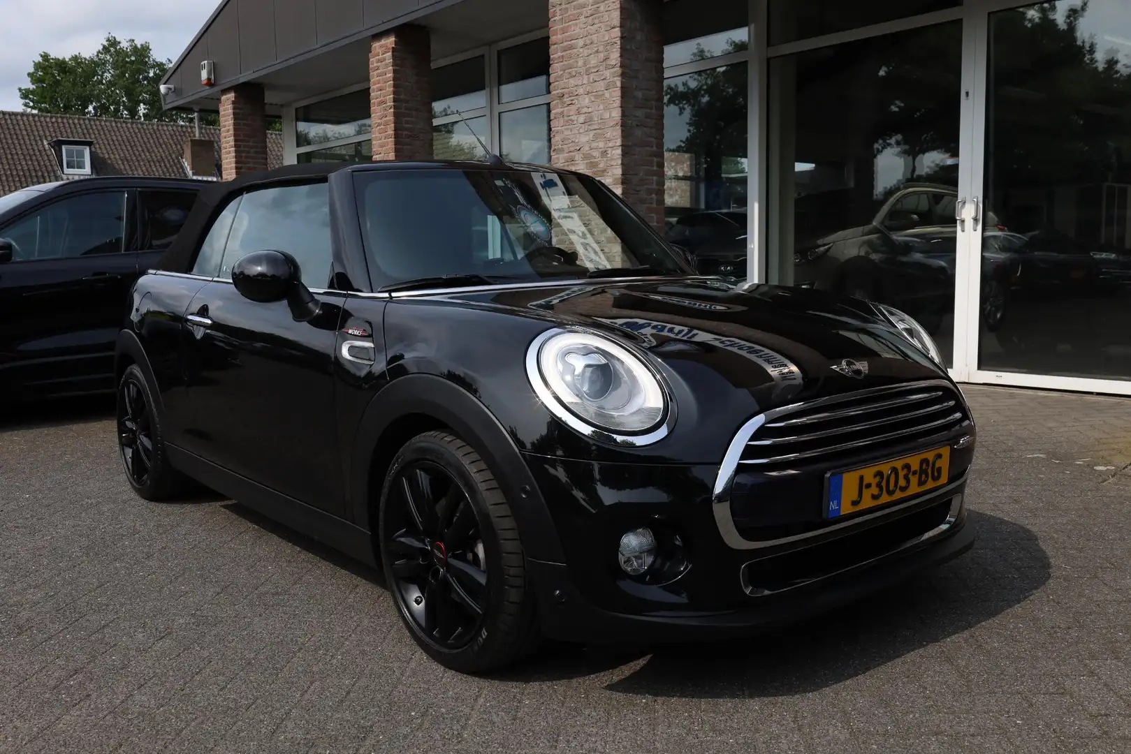 MINI John Cooper Works Cabrio Mini 1.5 JCW Chili HARMAN&KARDON STOELVERW. HALFLE Černá - 2