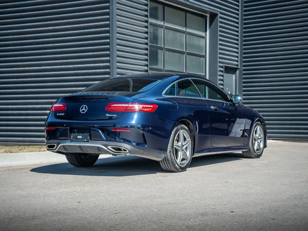 Mercedes-Benz E-Class снимка Mercedes-Benz E-Class
