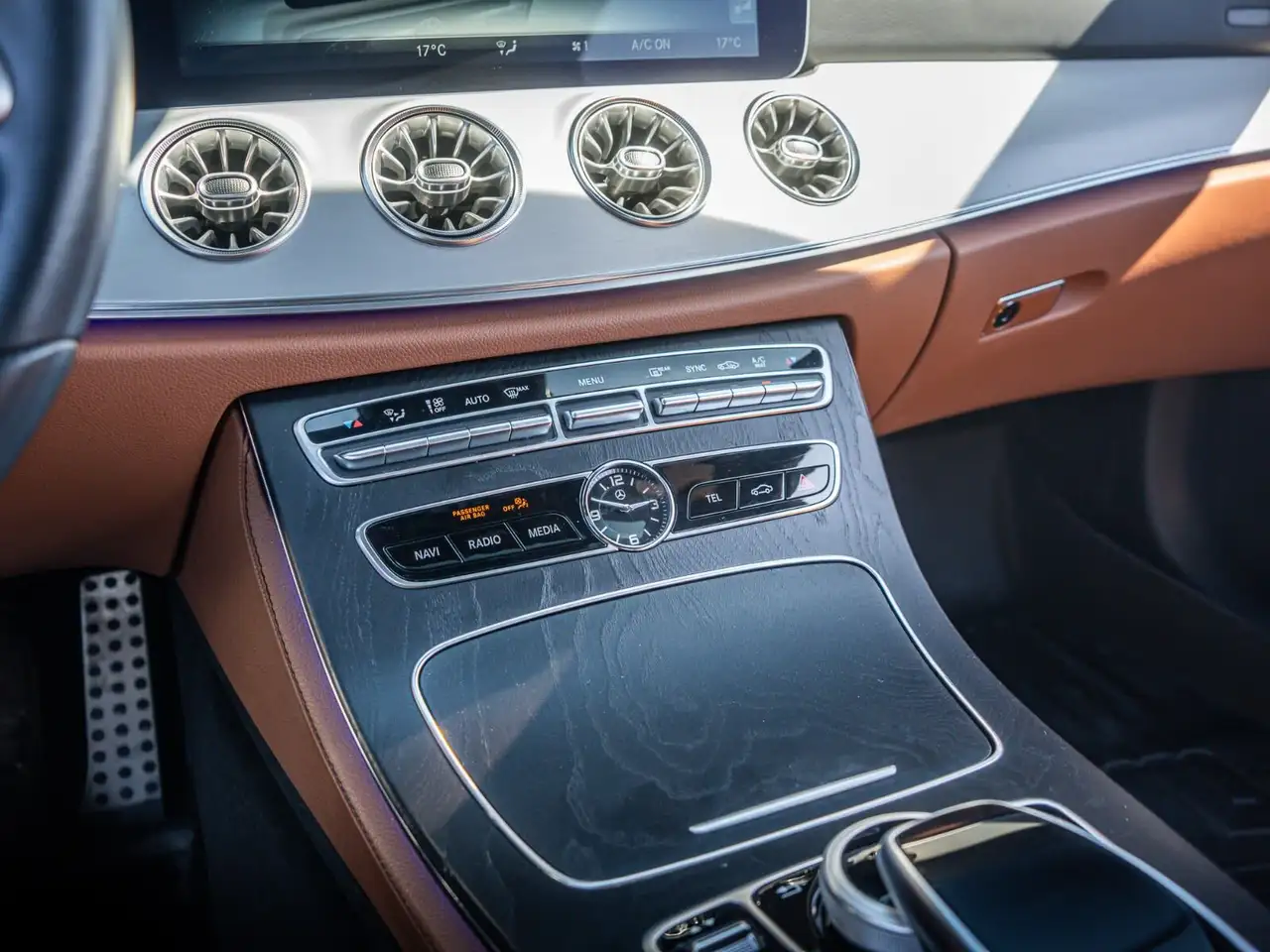 Mercedes-Benz E-Class снимка Mercedes-Benz E-Class