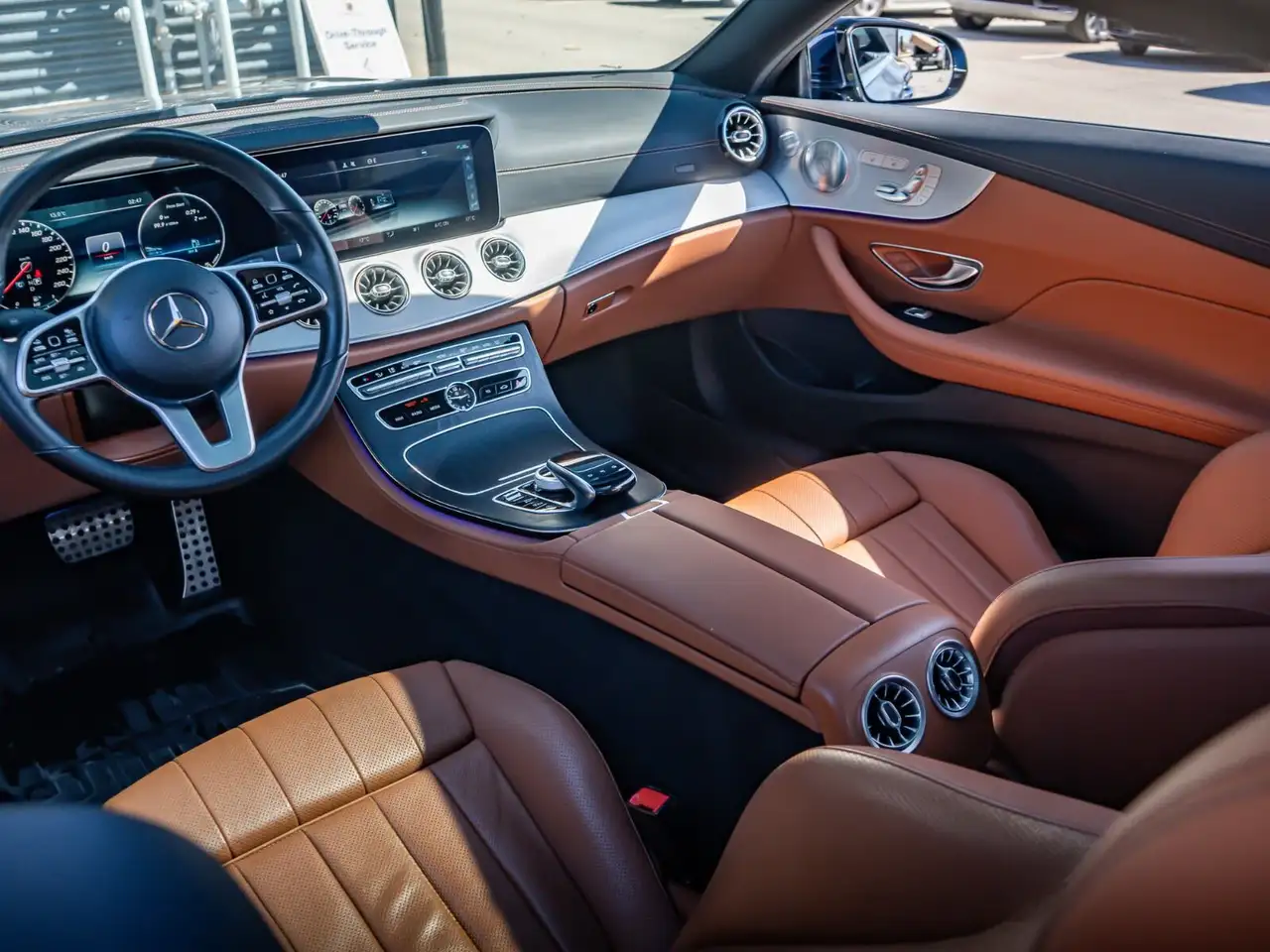 Mercedes-Benz E-Class снимка Mercedes-Benz E-Class