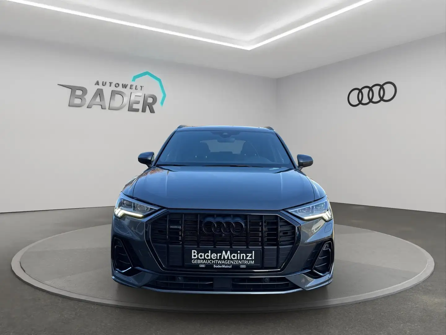 Audi Q3 2.0TDI qu. S Line Pano AHK Matrix Grau - 2