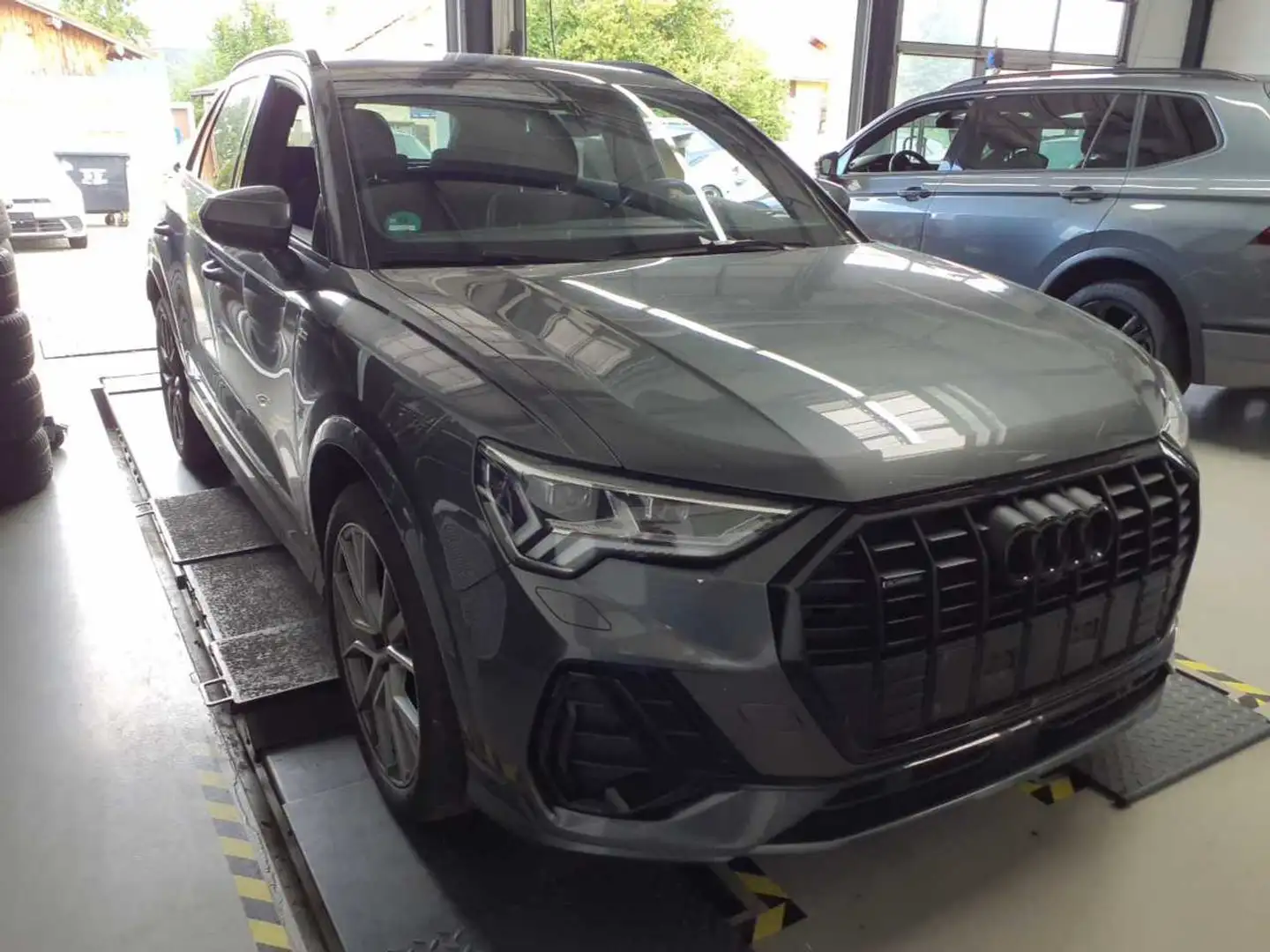 Audi Q3 2.0TDI qu. S Line Pano AHK Matrix Grau - 2