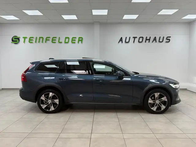 Volvo V60 Cross Country view 8