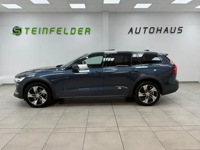 Volvo V60 Cross Country view 4