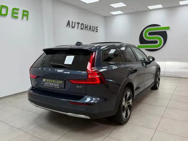 Volvo V60 Cross Country view 7