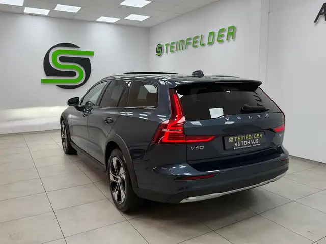 Volvo V60 Cross Country view 5