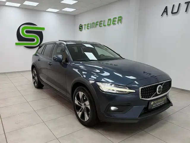 Volvo V60 Cross Country main image